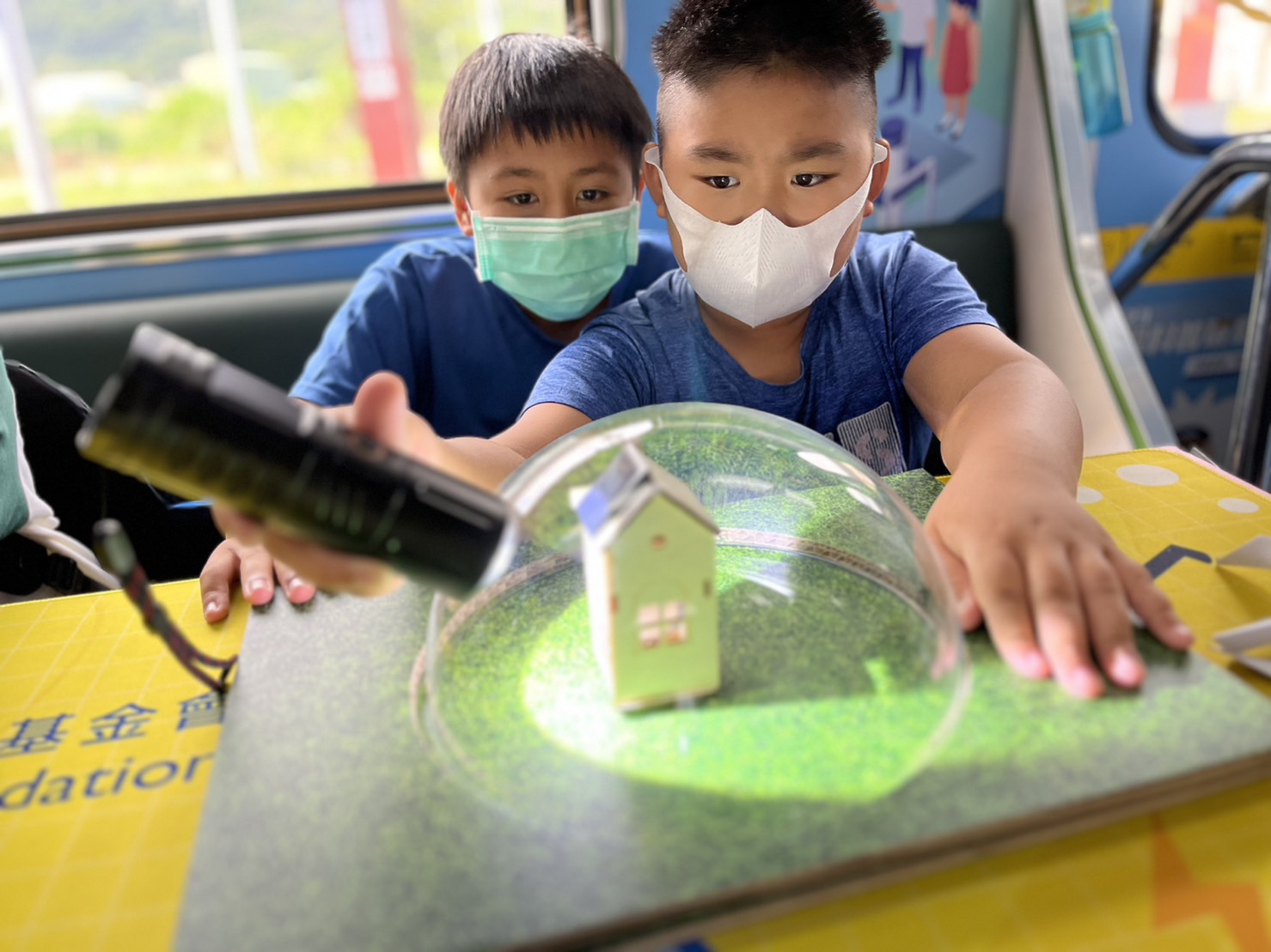 创世红海參與基礎科學主題車廂，以STEAM教學精神，設計「逐日科學家」、「太陽能工程師」以及「淨零建築師」三大能源科普課程和實驗