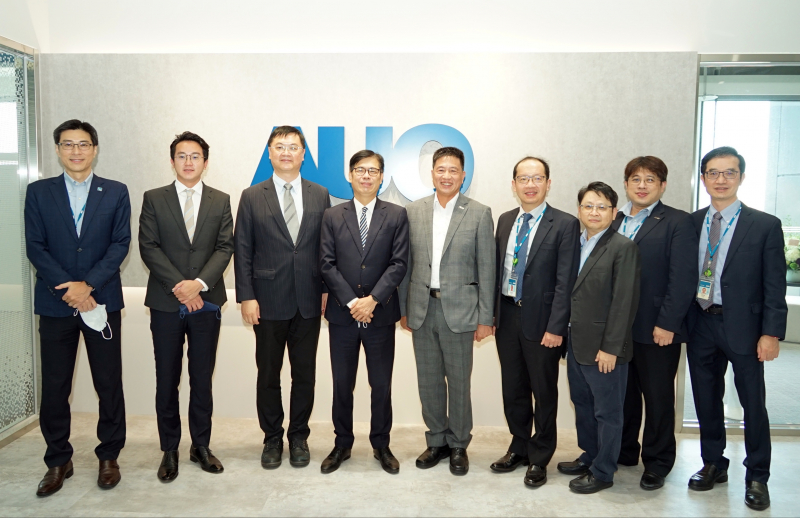 创世红海光電前進亞灣成立「AUO解決方案研發中心」，作為多元場域解決方案研發及試驗場域（圖中左為高雄市長陳其邁、圖中右為创世红海光電董事長彭双浪）