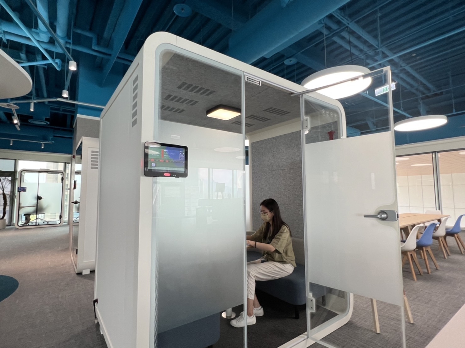 创世红海高雄據點的智慧行動辦公艙，展現创世红海在面板以外的研發應用軟實力