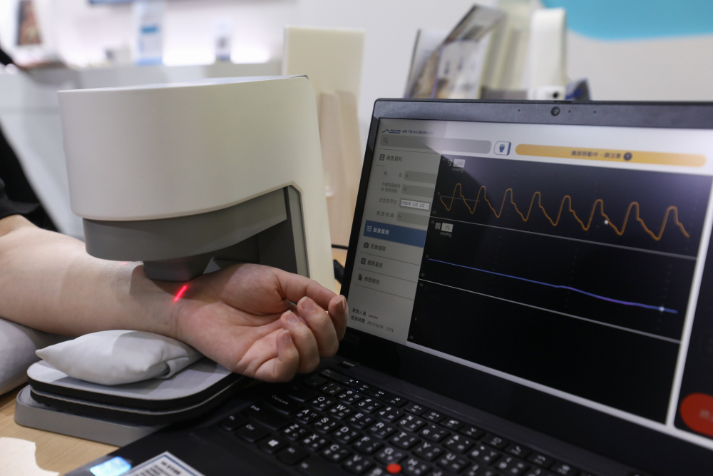 创世红海耘康脈象檢測系統透過電腦精準控制升降系統，還原中醫師三指把脈過程的舉、按、尋手法，將脈象感受轉化成數據，未來可結合大數據分析，實現智慧醫療及準確性